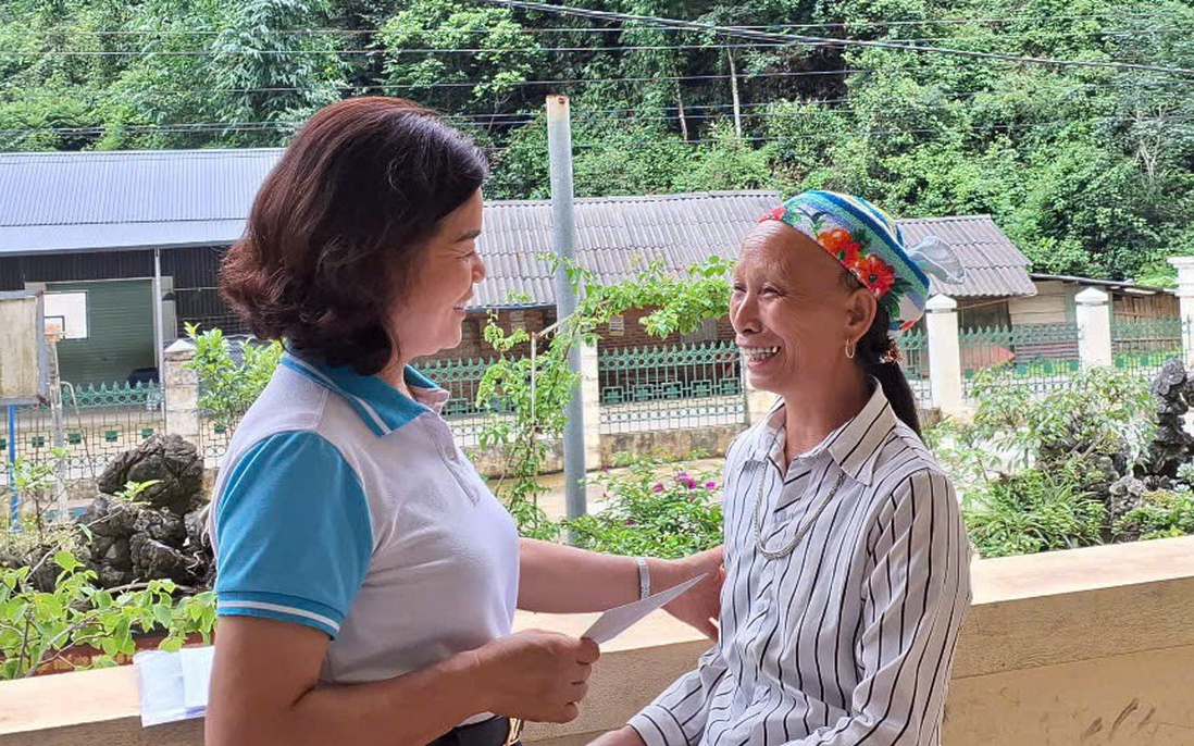 Hội LHPN Cao Bằng thăm hỏi, động viên các lớp xóa mù chữ ở huyện Nguyên Bình