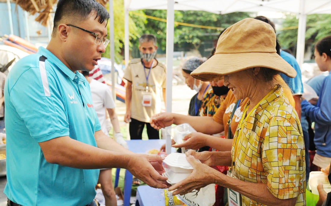Nhà báo tận tâm với những "Bữa cơm Yêu thương" dành cho người nghèo