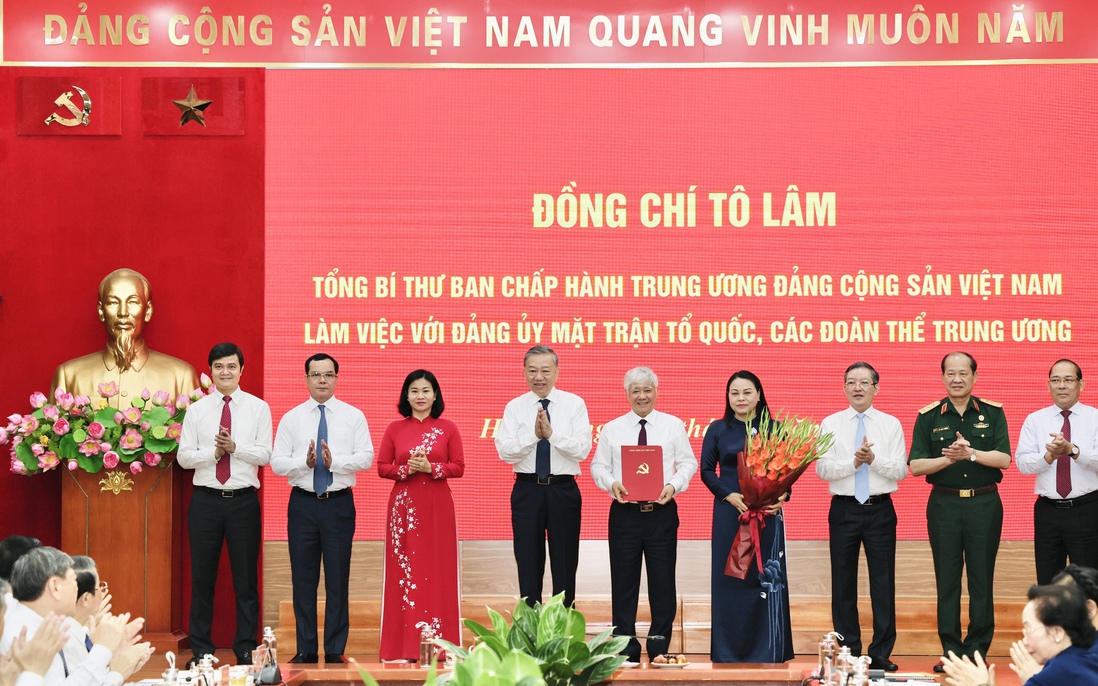 Tổng Bí thư Tô Lâm trao Quyết định thành lập Cơ quan Ủy ban Trung ương Mặt trận Tổ quốc Việt Nam