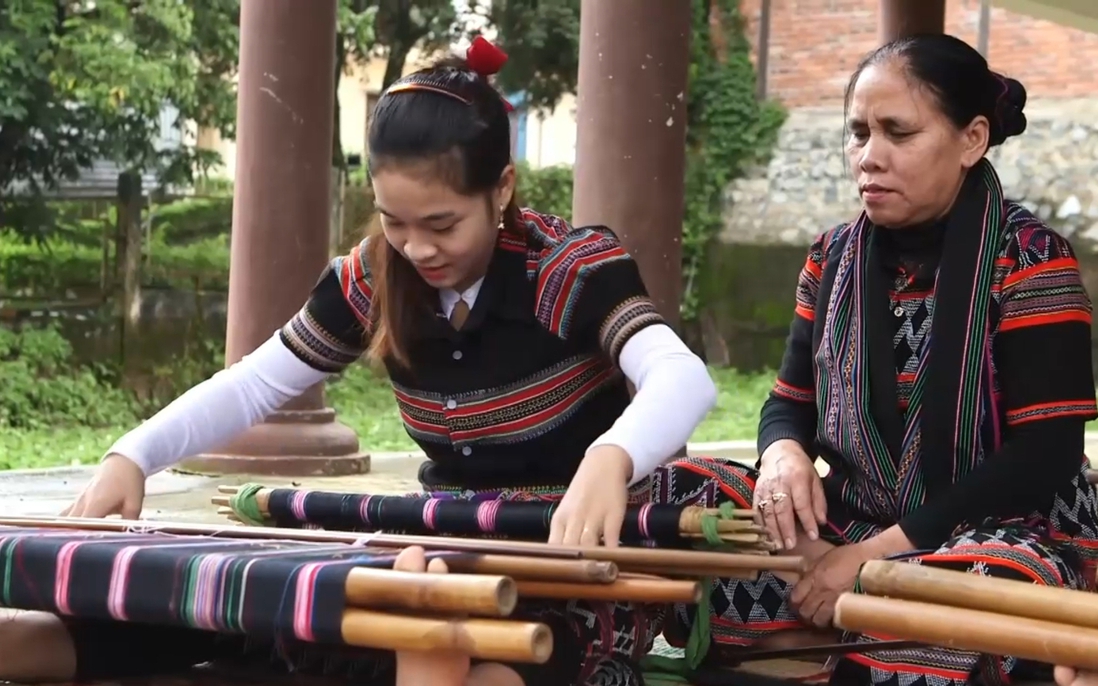 Những người phụ nữ Tà Ôi giữ hồn dân tộc giữa đại ngàn
