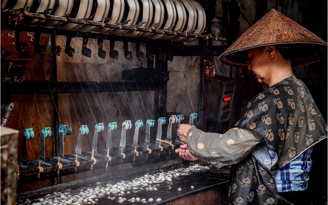 Những đôi tay mềm mại ươm tơ, xe sợi ở làng Cổ Chất