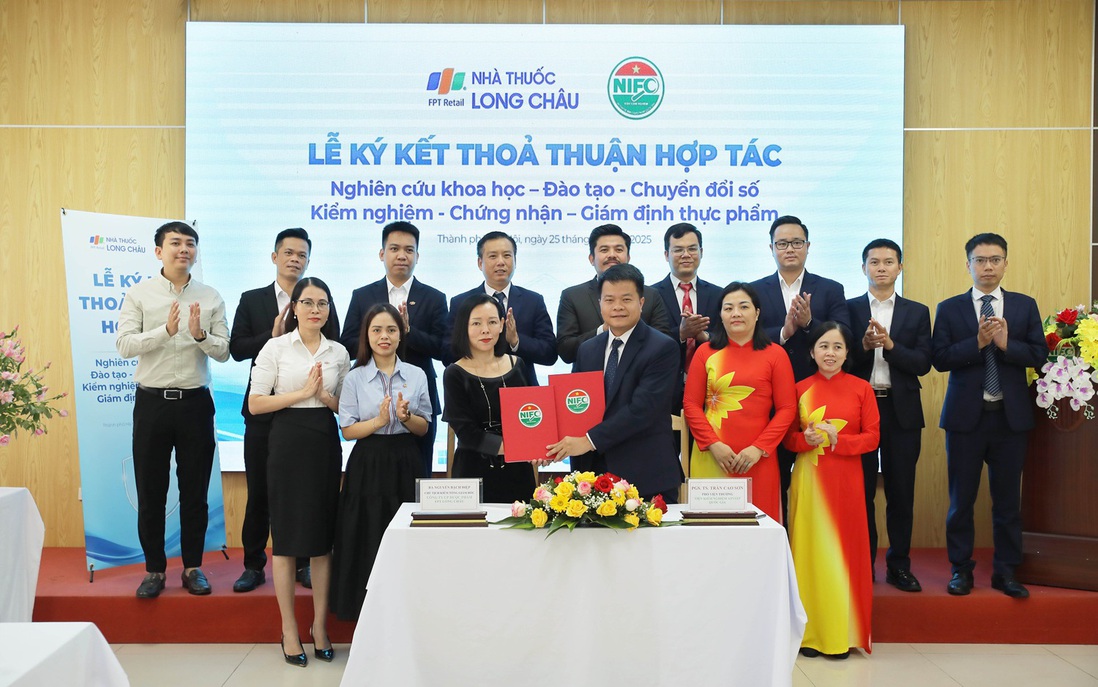 Long Châu hợp tác với Viện Kiểm nghiệm an toàn vệ sinh thực phẩm Quốc gia tiến hành kiểm nghiệm toàn bộ sản phẩm kinh doanh trong hệ thống