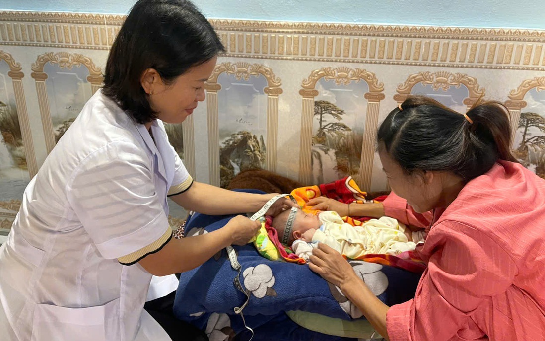 Y tế thôn bản góp phần nâng cao sức khỏe cho bà mẹ, trẻ em dân tộc Thái