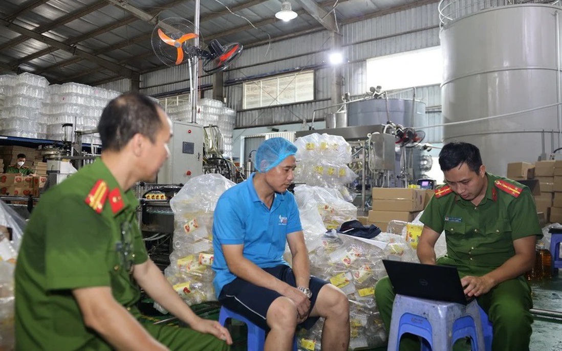Công an Hưng Yên triệt phá đường dây nhập lậu cả nghìn tấn "dầu thực vật giả"