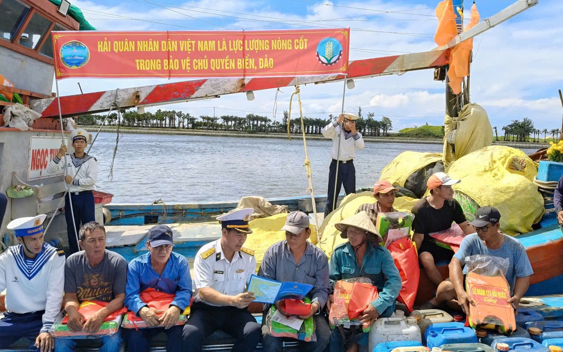 Bộ đội Hải quân - Điểm tựa vững chắc của ngư dân giữa trùng khơi