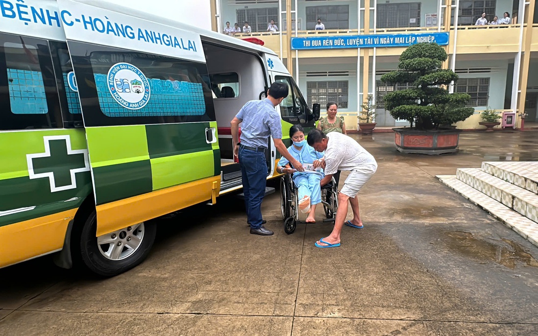 Gia Lai: Sau phẫu thuật nối gân chân, nữ sinh phải di chuyển đến điểm thi tốt nghiệp bằng xe cứu thương