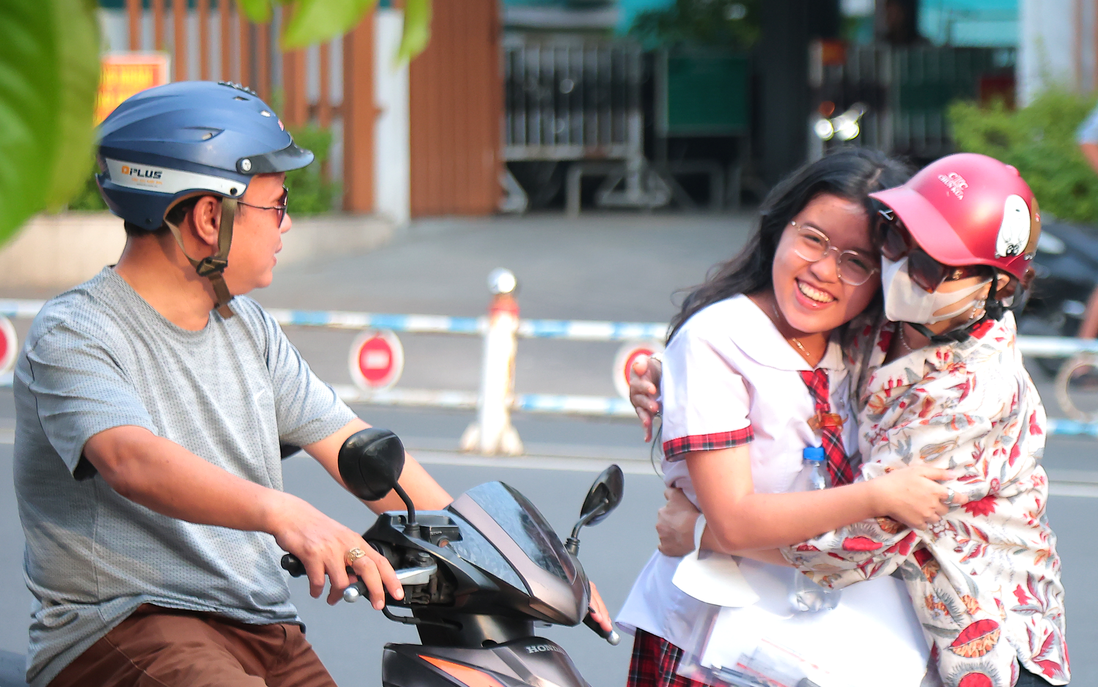 Kỳ thi tốt nghiệp THPT 2025: Thương hơn tấm lòng cha mẹ