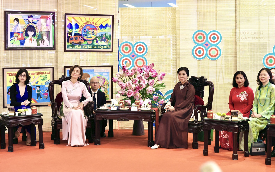 Phu nhân Ngô Phương Ly và Tổng Giám đốc UNESCO tham dự triển lãm ảnh "Chúng tôi có thể"