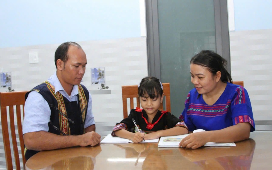 Gia đình hạnh phúc nhờ nỗ lực của mọi thành viên