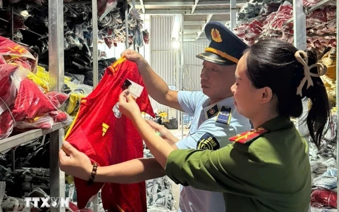 Hà Nội phát hiện hơn 35.000 bộ quần áo giả mạo nhãn hiệu