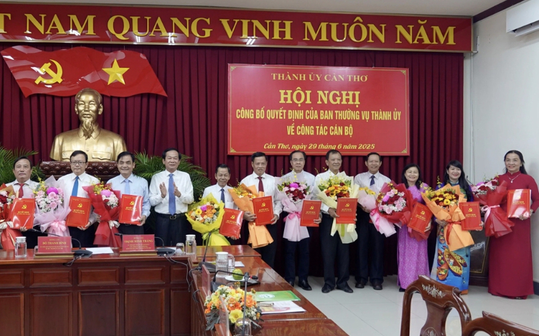 5 Ủy viên Ban Thường vụ Thành ủy Cần Thơ nghỉ hưu trước tuổi