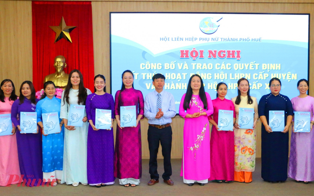 Hội LHPN TP Huế trao quyết định chỉ định chức danh cho 40 chủ tịch Hội xã, phường
