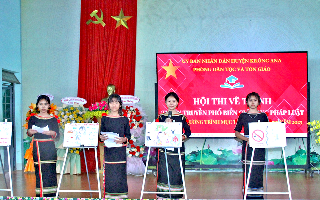 Học sinh dân tộc vẽ tranh để xóa bỏ tảo hôn và hôn nhân cận huyết