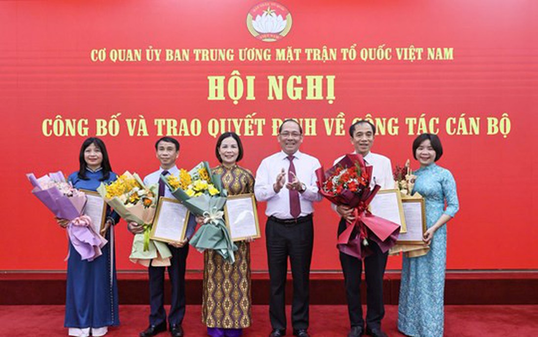 Cơ quan Ủy ban TƯ MTTQ Việt Nam trao quyết định cho cán bộ nghỉ hưu theo Nghị định 178 của Chính phủ