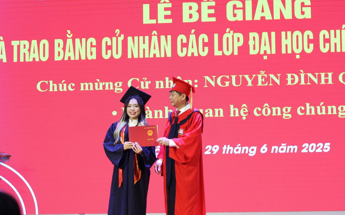 Học viện Báo chí và Tuyên truyền trao bằng tốt nghiệp cho 1.800 sinh viên