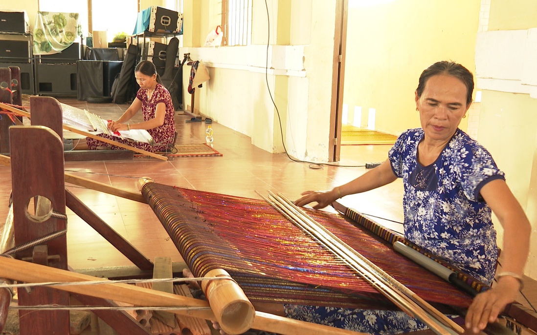 Liên kết sản xuất giúp phụ nữ Chăm ổn định cuộc sống, giữ nghề truyền thống