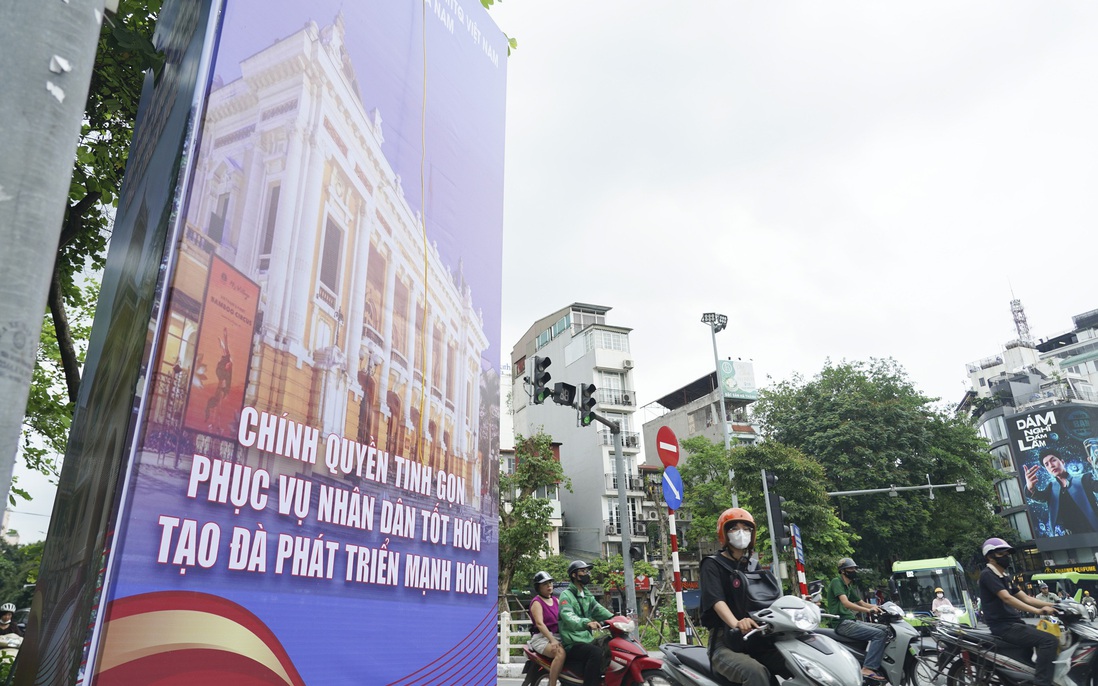 Cả nước đồng loạt tổ chức công bố quyết định về chính quyền địa phương mới