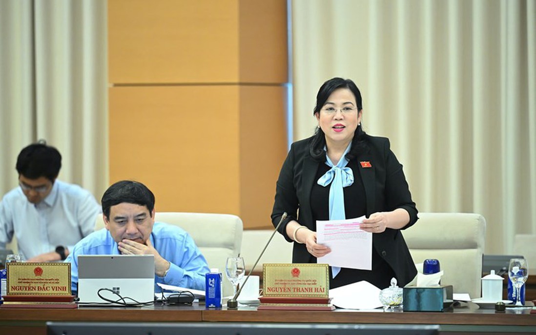 Đại biểu Quốc hội mặc áo có logo nhãn hàng có phải là quảng cáo không?