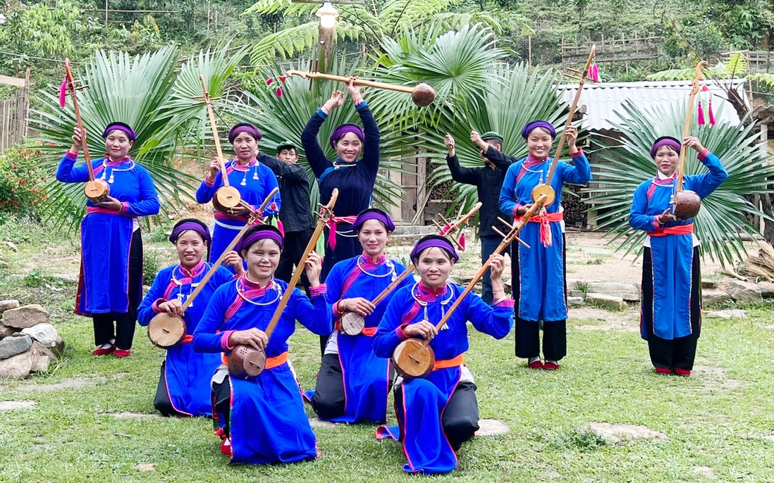 Những "nghệ sĩ bản" giữ hồn văn hóa Tày: Hái chè, cấy lúa xong lại đi múa, hát