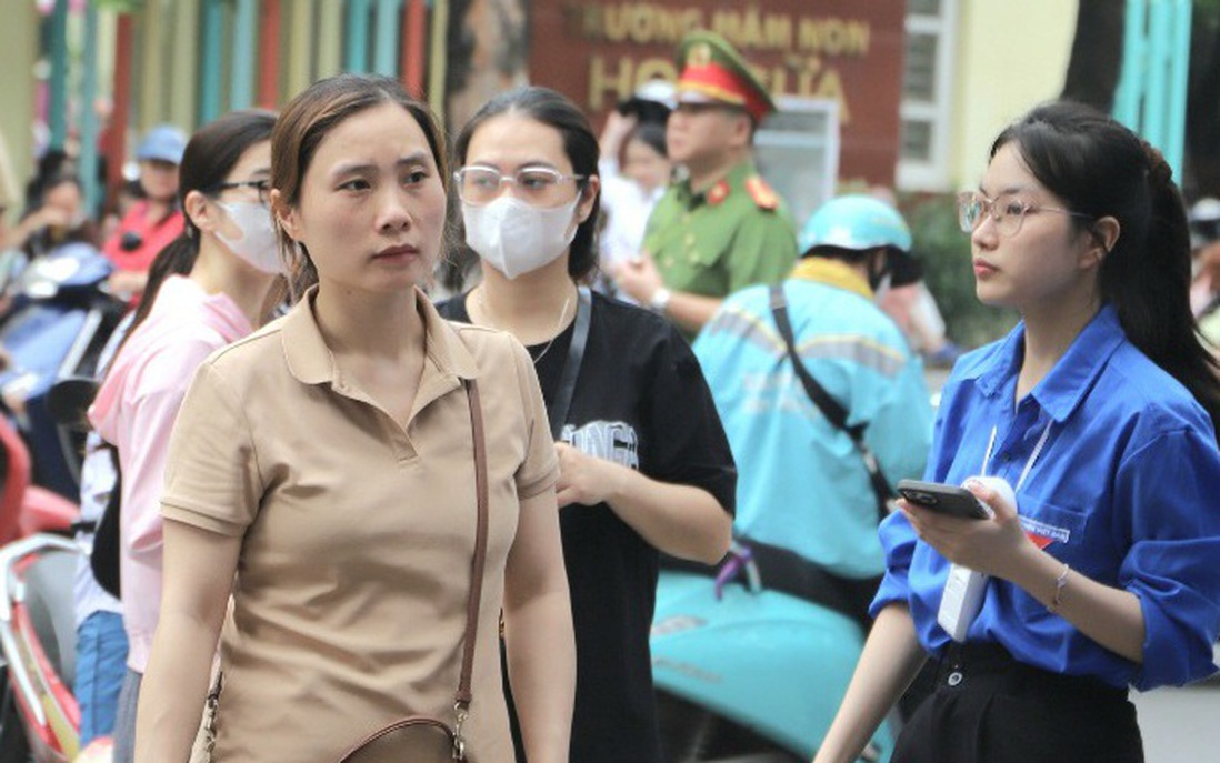 Gần 103.000 thí sinh Hà Nội bước vào môn thi đầu tiên, bố mẹ hồi hộp hơn con