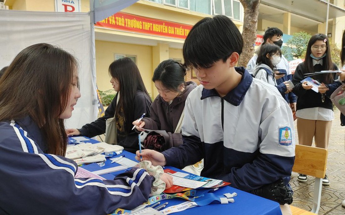 Điểm chuẩn đại học 2025 có thể giảm ở nhiều khối, thí sinh cân nhắc chọn ngành