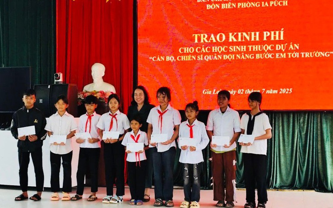 Khi người lính làm "cha đỡ đầu" của trẻ khó khăn
