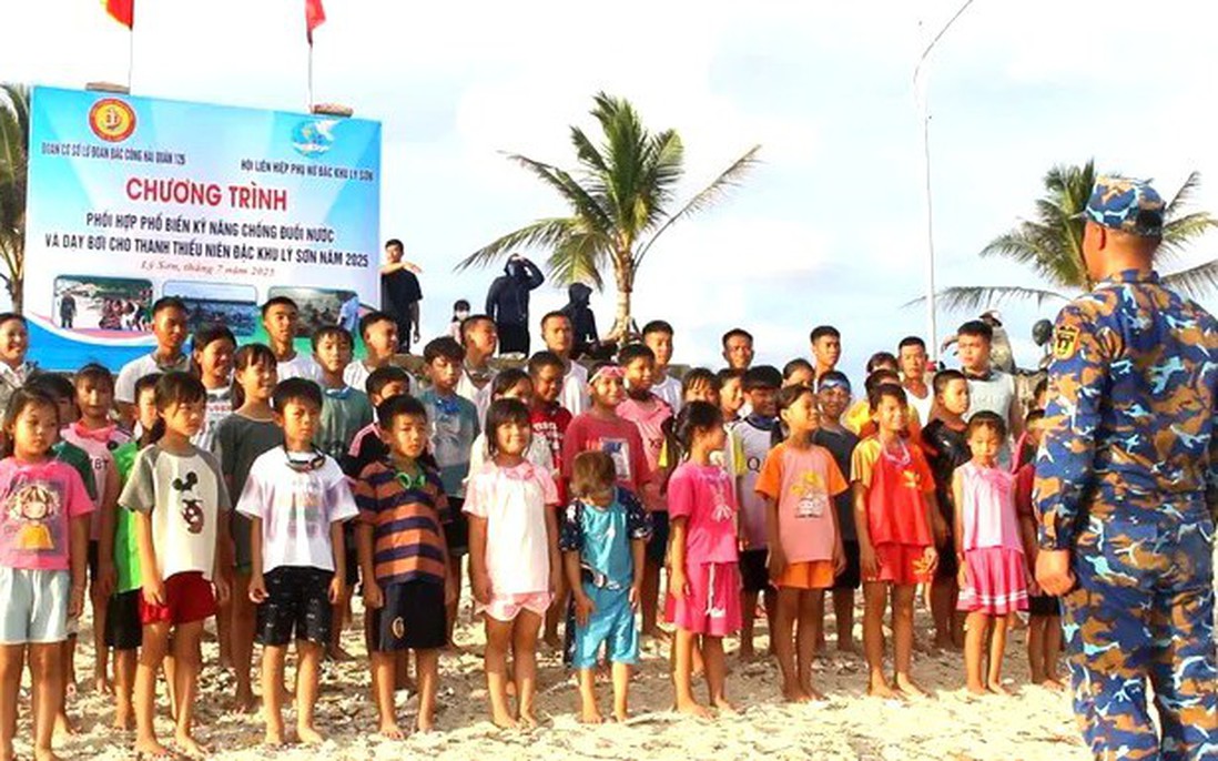 Hội LHPN đặc khu Lý Sơn: Huấn luyện bơi an toàn cho trẻ em