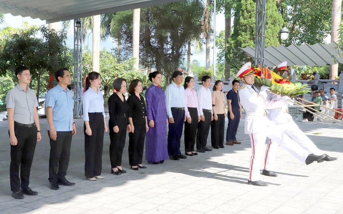 Phó Chủ tịch UBTƯ MTTQ Việt Nam Hà Thị Nga viếng các Anh hùng liệt sĩ