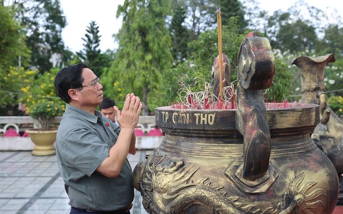 Thủ tướng dâng hương tưởng nhớ Chủ tịch Hồ Chí Minh và các anh hùng, liệt sĩ
