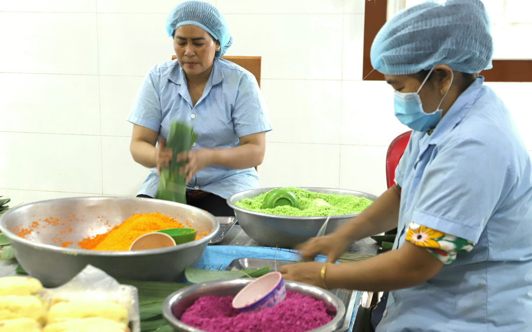 Gìn giữ đặc sản bánh tét của đồng bào Khmer