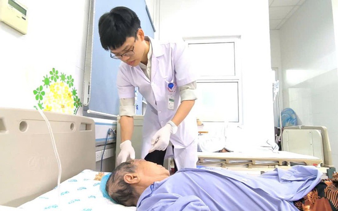 Cụ bà 78 tuổi hoại tử nửa đầu do zona thần kinh không điều trị kịp thời