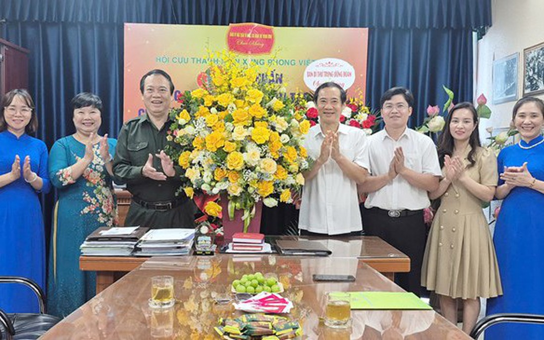 Phó Bí thư Đảng ủy MTTQ, các đoàn thể TƯ Nguyễn Thái Học chúc mừng Hội cựu Thanh niên xung phong Việt Nam