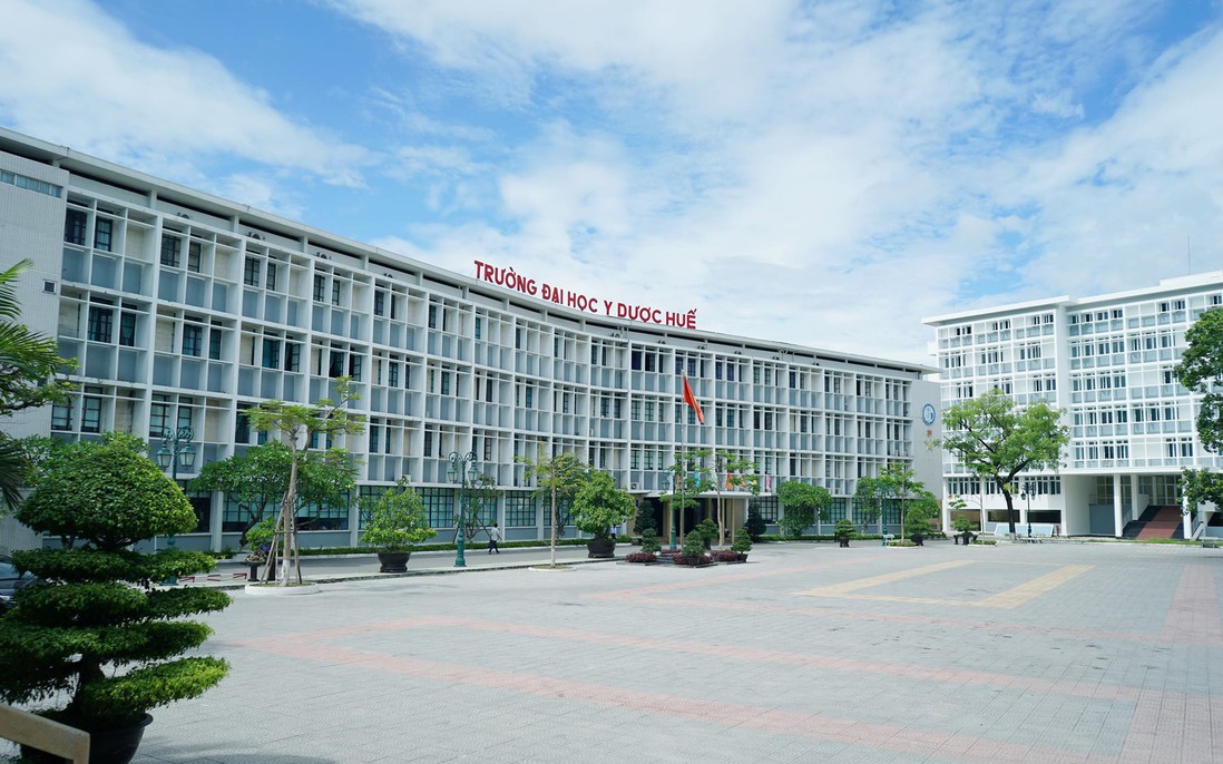 46 tân sinh viên đầu tiên của Trường Đại học Y - Dược, Đại học Huế