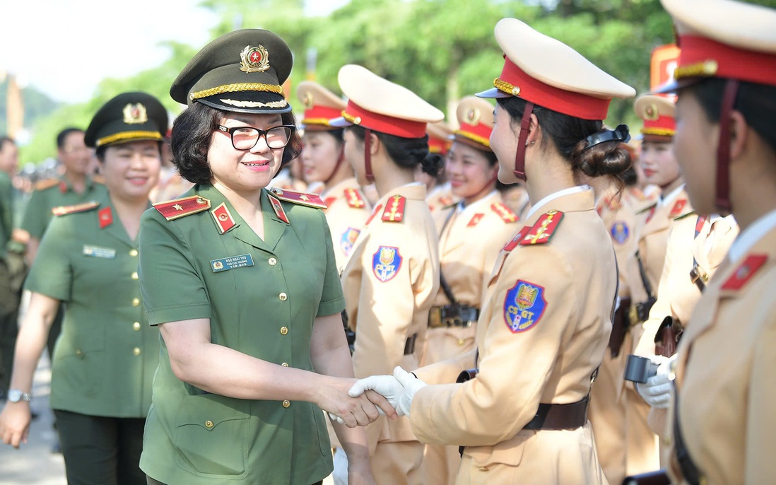 Động viên các nữ chiến sĩ công an tham gia luyện tập diễu binh