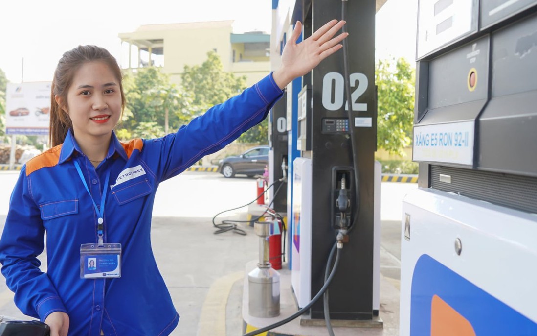 Giá xăng giảm xuống mức thấp trong 4 năm qua