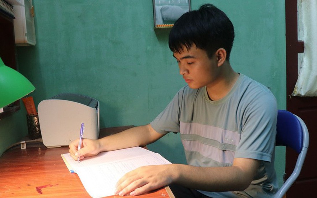 Thủ khoa A00 30 điểm bật mí "bí kíp học siêu đỉnh" từ cuốn sổ đặc biệt