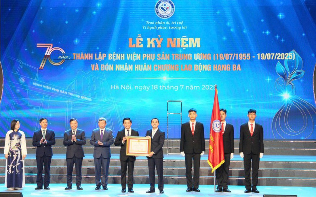 Bệnh viện Phụ Sản Trung ương đón nhận Huân chương Lao động hạng Ba