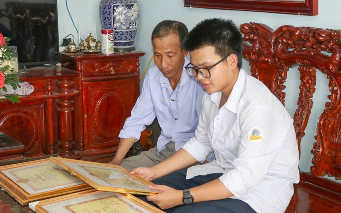 Nam sinh Ninh Bình lập sơ đồ tư duy, tự học và giành ngôi thủ khoa toàn quốc