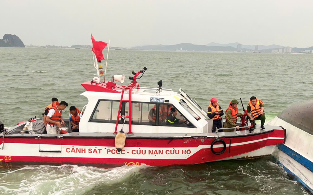 Quảng Ninh: Cứu được 10 người trong vụ đắm tàu du lịch tại vịnh Hạ Long 