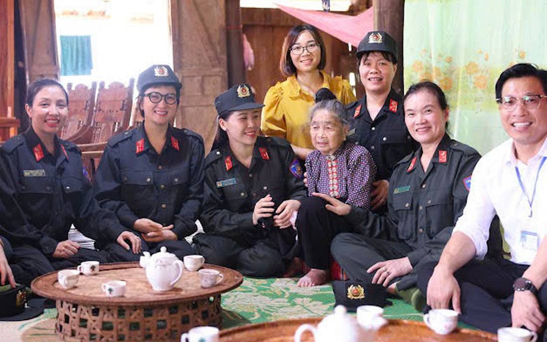 Phụ nữ Cảnh sát Cơ động tặng quà gia đình chính sách, trẻ mồ côi tỉnh Sơn La