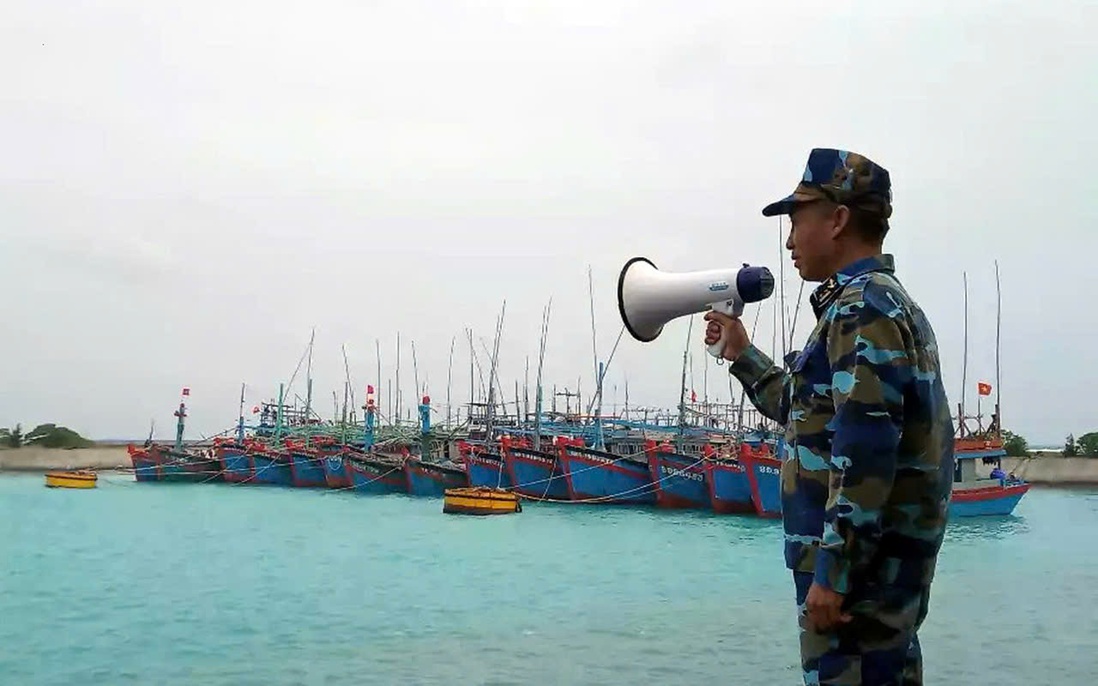 Quân chủng Hải quân chỉ đạo các phương án giúp người dân phòng chống bão trên biển và đất liền