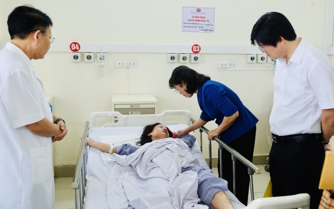 Lãnh đạo tỉnh Quảng Ninh thăm hỏi, động viên người bị thương trong vụ đắm tàu du lịch