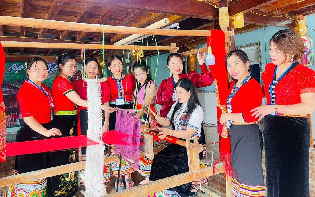 “Giữ lửa” cho nghề dệt thổ cẩm của người Thái tại Nghệ An