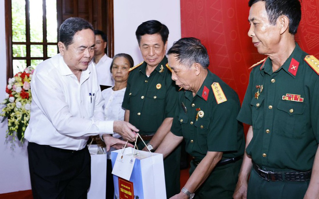 Chủ tịch Quốc hội tri ân các Anh hùng Liệt sỹ, người có công tại Thái Nguyên