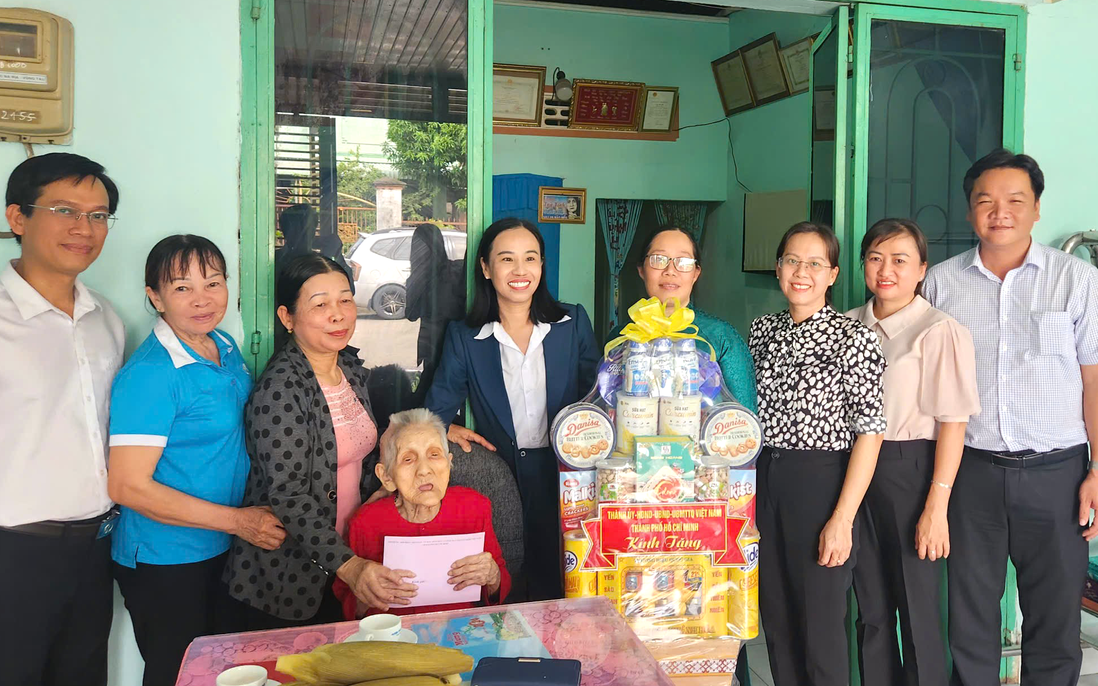 Lãnh đạo TPHCM thăm, tặng quà người có công với cách mạng 