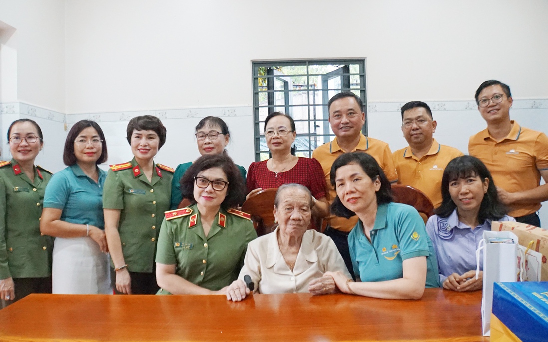 Lãnh đạo Hội LHPNVN và phụ nữ Công an nhân dân thăm hỏi, tri ân các Mẹ Việt Nam Anh hùng ở Tây Ninh