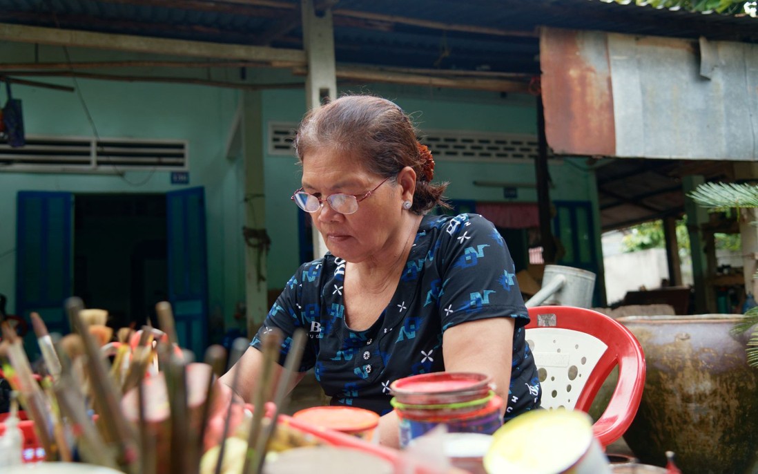 Phụ nữ Khmer nỗ lực giữ nghề vẽ tranh kiếng