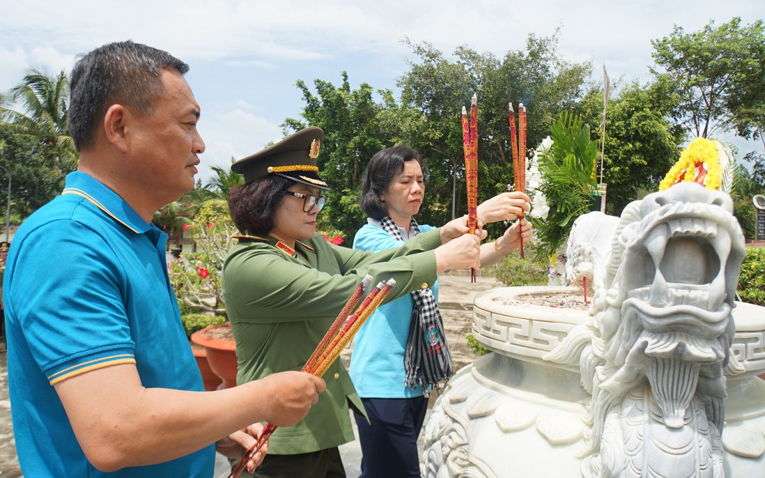 Lãnh đạo Hội LHPNVN và Phụ nữ Công an nhân dân dâng hương tri ân Anh hùng Liệt sĩ tại Tây Ninh