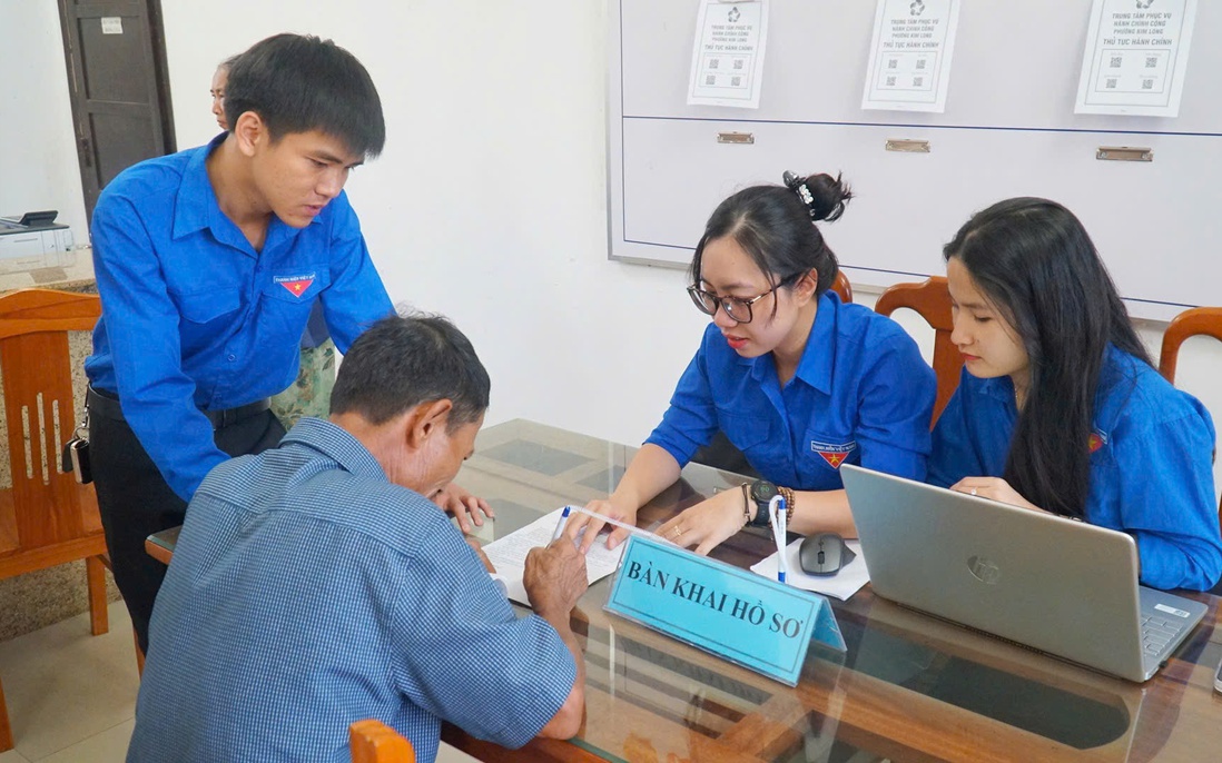 TP Huế: Thanh niên trở thành "cầu nối số" giữa chính quyền và người dân