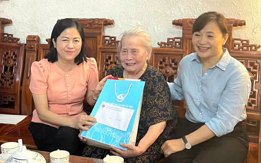 Hội LHPN Bắc Ninh tặng quà gia đình chính sách, nắm bắt hoạt động Hội cơ sở sau sáp nhập
